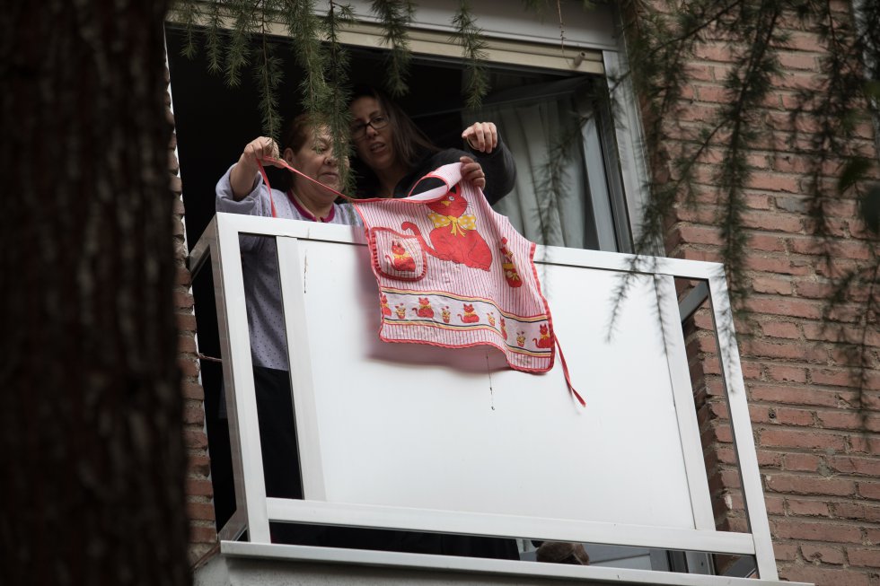 Una mujer cuelga su mandil en una terraza de su vivienda como señal de protestas del 8 de Marzo, en Madrid.