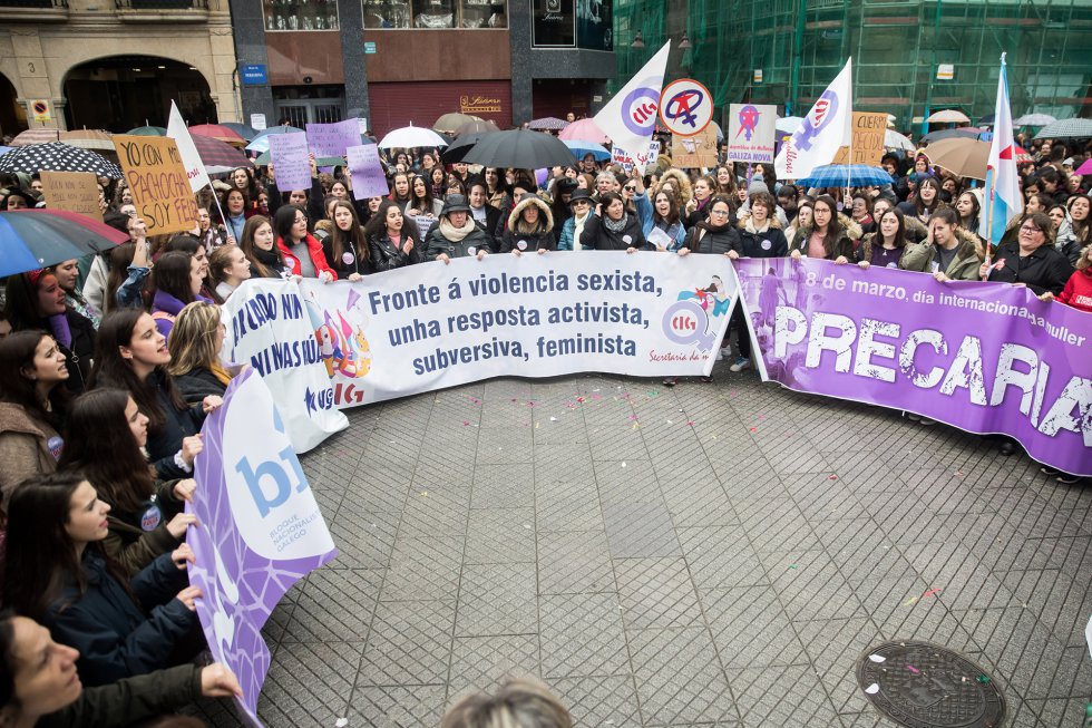 Concentración de mujeres en la plaza da Peregrina de Pontevedra.