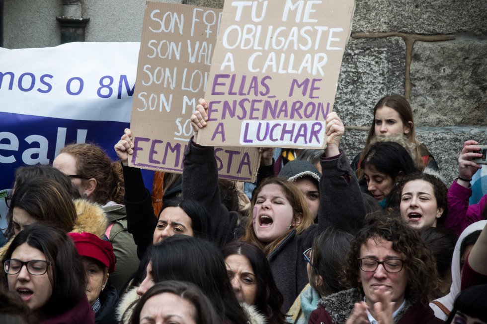 Uno de los carteles que se han podido ver durante la concentración en Pontevedra.