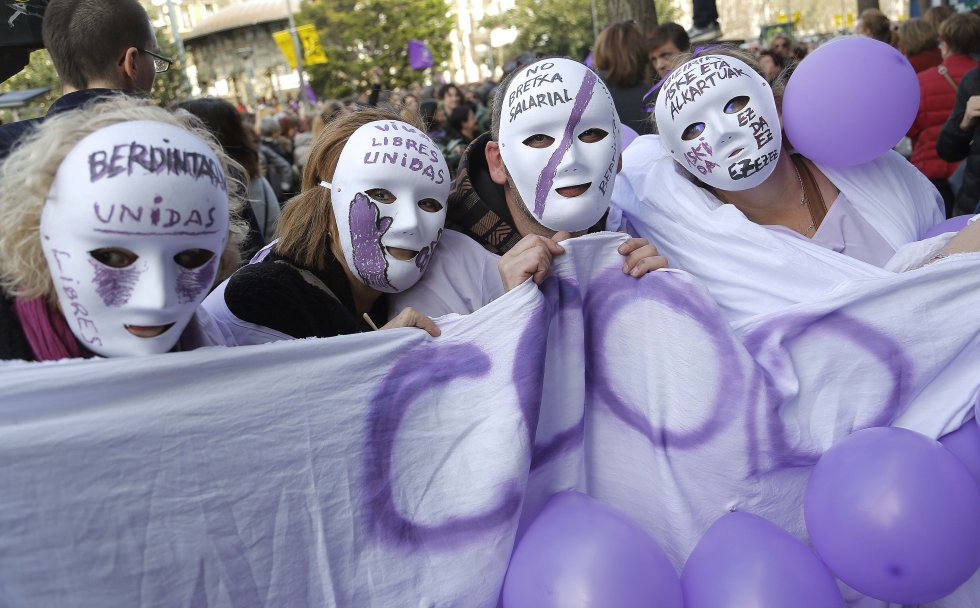 Varias mujeres con caretas blancas protestan durante la concentración en San Sebastián.