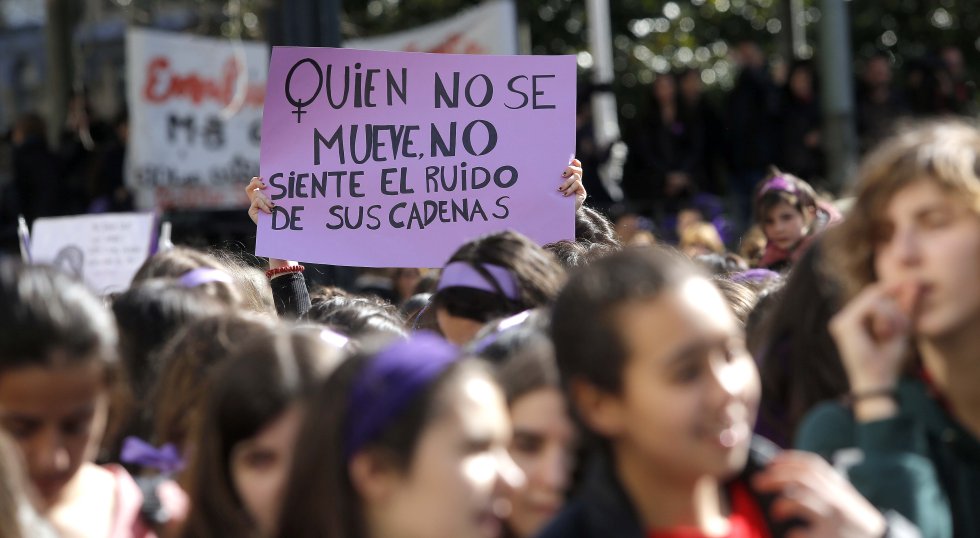 "Quien no se mueve, no siente el ruido de sus cadenas" es el lema de una de las pancartas durante la concentración en San Sebastián.