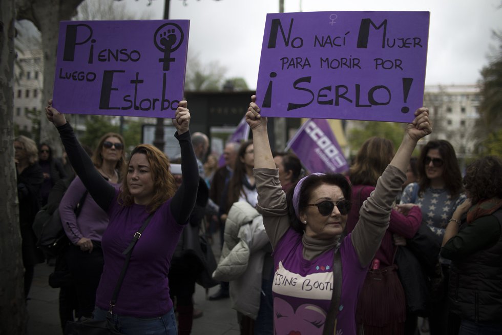 Dos de los carteles que se han visto en la concentración convocada por los sindicatos en Madrid.