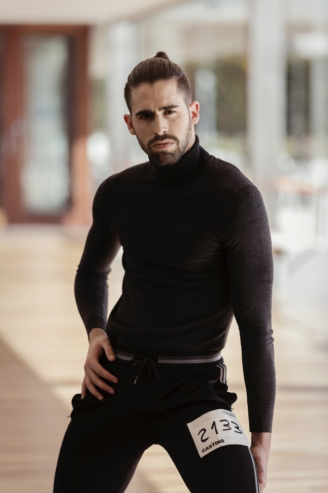 EDAD: 25 años. PROFESIÓN: Bailarín. LUGAR DE NACIMIENTO: Alicante (Villena) LUGAR DE RESIDENCIA: Barcelona. DEFINICIÓN BAILARÍN: Fusión Danza Urbana con Contemporáneo. De los 9 a los 18 años practicó Patinaje Artístico sobre Ruedas ganando 7 Campeonatos de España y quedando el 3º de Europa y el 9º del mundo. A partir de esa edad comenzó a formarse en Danza Urbana en una escuela de baile de Alicante. Tras año y medio en esta escuela se marchó a otra en la que se formó otros dos años y comenzó a impartir clases. Con 22 años se fue a China a trabajar como bailarín. Estuvo tres veces en ese país. La primera, porque le llamó una amiga bailarina que trabajaba allí y necesitaba dos bailarines. En esta ocasión estuvo cinco meses. La segunda vez permaneció tres meses en China, y la tercera, 11 meses. Este periodo lo compaginó con estancias de formación en Londres y Los Ángeles. A los 24 de edad regresa a España y trabaja en el Musical Oh la Lá! en Madrid hasta el mes de agosto de 2017. También participó en la última gira de Carlos Baute y en un videoclip de Pablo Alborán. De septiembre a octubre de 2017 trabajó en Oh la Lá! en Zurich. En el mes de noviembre de 2017 se fue a Barcelona, donde sigue en la actualidad trabajando en un Dinner Show (Zuu Barcelona). Empezó a estudiar Ciencias de la Actividad Física y del Deporte. Lo dejó a mitad del segundo curso porque quería dedicarse completamente al baile. Se define como muy sincero, trabajador, constante, desorganizado y positivo.