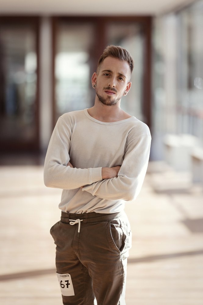 EDAD: 23 años. PROFESIÓN: Bailarín. LUGAR DE NACIMIENTO: Ubrique, Cádiz. LUGAR DE RESIDENCIA: Sevilla. DEFINICIÓN BAILARÍN: Contemporáneo fusión con Hip Hop. Comenzó a bailar en la calle, con amigos, a los 13 años. Más adelante fue a una escuela de Hip Hop en Ubrique para formarse mejor. También aprendía viendo vídeos en Youtube. A los 18 años se fue a Sevilla a estudiar Magisterio, al tiempo que recibía clases de Danza Contemporánea, Hip Hop, Dancehall y Comercial. Decidió dejar los estudios y dedicarse por completo al baile. Se presentó a una audición para el Centro Andaluz de Danza y lo seleccionaron. Estuvo tres años formándose en Danza Clásica y Contemporánea mientras impartía clases de Danza Contemporánea y Hip Hop a niños. El año pasado terminó los estudios en el Centro Andaluz de Danza y fue seleccionado por la Compañía de Danza Contemporánea Date Danza para hacer una gira con ellos. En la actualidad sigue impartiendo clases de Hip Hop, Experimental y Danza Contemporánea a niños. Se define como alguien pacífico, respetuoso, luchador, constante y trabajador; tranquilo, pero a la vez efusivo. Lo hace todo con ilusión y pasión.