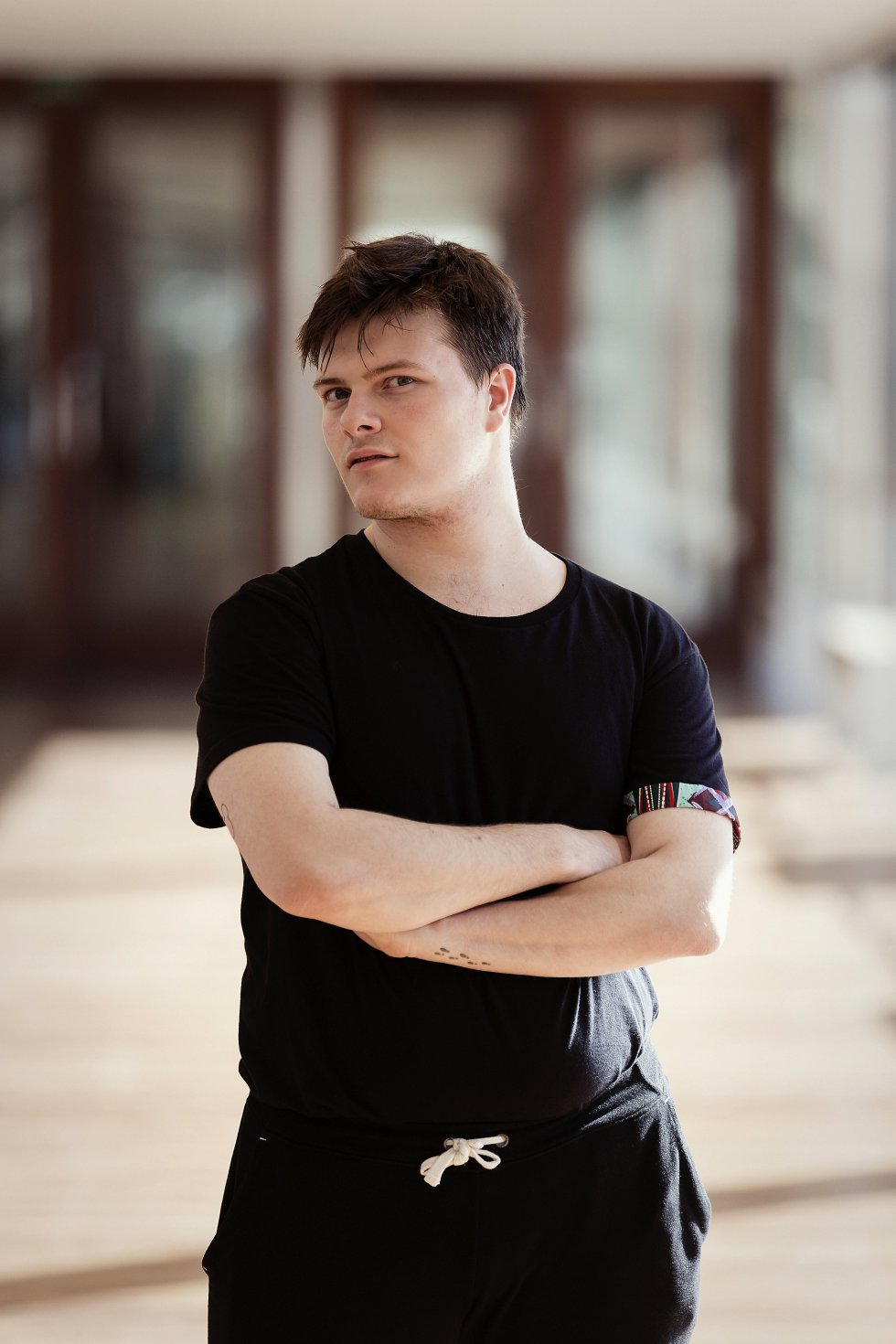 EDAD: 21 años. PROFESIÓN: Bailarín. LUGAR DE NACIMIENTO: Bilbao. LUGAR DE RESIDENCIA: Bilbao. DEFINICIÓN BAILARÍN: Danza Contemporánea. Comenzó a bailar a los 11 años de edad. Primero hizo Gimnasia Rítmica, pero al ver la edición anterior de 'FAMA a Bailar' se apuntó a clases de Funky. Desde entonces ha recibido formación en todos los estilos de Danzas Urbanas. En la actualidad, ha dejado el Grado Superior de Maquillaje y Caracterización que estaba estudiando para centrarse en el baile. Sigue formándose en Danzas Urbanas y en Contemporáneo. También imparte, una vez a la semana, clases de Danza Urbana en una Escuela de Baile en Bilbao. Sus padres apoyan su decisión de dedicarse a la danza. Se define como cariñoso, divertido, empático y buena persona.