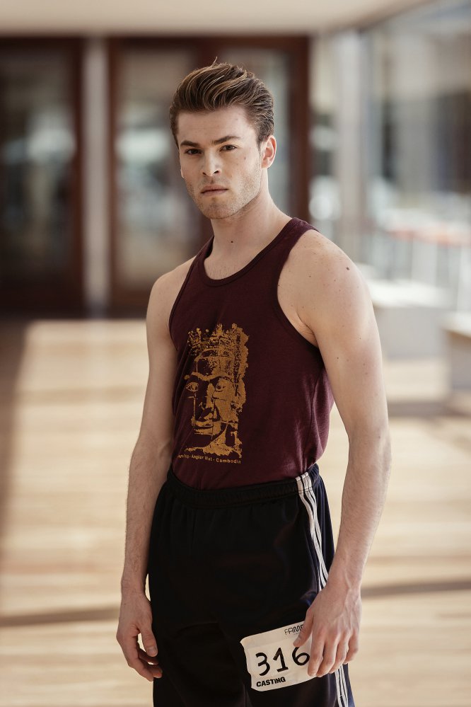 EDAD: 21 años. PROFESIÓN: Bailarín LUGAR DE NACIMIENTO: Vigo. LUGAR DE RESIDENCIA: Madrid. PERFIL BAILARÍN: Contemporáneo. Intenta ser versátil y fusionar estilos. Comenzó a bailar a los 12 años en la escuela de baile de su barrio, tomando clases de Hip Hop y estilos Urbanos, pero poco a poco fue incorporando otras disciplinas más técnicas como Jazz y Contemporáneo. Fue a los 17 cuando se dio cuenta de que quería dedicarse plenamente a la danza. Para ello debía seguir formándose y se trasladó a Barcelona. Allí estuvo un año en la Escuela de David Campos y después se mudó a Madrid, donde vivió dos años estudiando en “Madrid Dance-Center”. En otoño de 2017 se fue a Palma de Mallorca para trabajar en una compañía neoclásica, con la que hizo una gira por España. Pero decidió volver al Comercial, enfocándolo desde una perspectiva más técnica. Y para ello se trasladó a Madrid, donde sigue viviendo en la actualidad, tomando clases con profesores de estilos diferentes, enfocado siempre al Comercial. Se define como un chico tranquilo, pero “muy suyo”. Es individualista, autocrítico, exigente consigo mismo y muy perfeccionista, pero no se compara con los demás. Le cuesta abrirse a la gente, pero una vez que lo hace es alegre y bromista. Además, se considera una persona organizada.