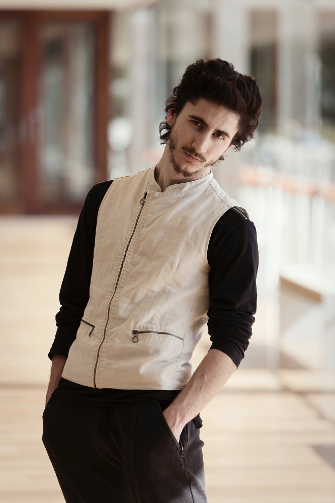EDAD: 19 años. PROFESIÓN: Bailarín profesional. LUGAR DE NACIMIENTO: Barcelona (Tarrasa) LUGAR DE RESIDENCIA: Barcelona. DEFINICIÓN BAILARÍN: Fusión Contemporáneo y Hip Hop. A los 6 años comenzó a practicar Danza y Acrobacias en una escuela de baile. Con 8 años de edad comenzó a formarse en Hip Hop y con 11 entró en una compañía juvenil de este estilo de danza. Durante cuatro años fue alumno de la compañía y a partir de ahí pasó a ser profesor y a llevar la compañía personalmente. Cuando tenía 16 años, otra compañía le ofreció hacer una colaboración en sus espectáculos como cover. Uno de ellos fue un Mix con Rafael Amargo, Al Aire, dónde fusionaban Danza Contemporánea con Flamenco. Permaneció durante tres años como como sustituto oficial en esa compañía y con ellos ha tenido la oportunidad de viajar por Francia, Alemania, Inglaterra y España con el espectáculo “Sinestesia”, donde se fusionaba la Danza Urbana con el Baile Contemporáneo. En la actualidad, Ugo está en una compañía de Hip-Hop como bailarín profesional. También imparte clases de Hip-Hop a nivel nacional e internacional, se está formando en Contemporáneo y Clásico y va sumando proyectos. Sus padres son franceses. Su madre ha estado y está vinculada al baile, y en la actualidad recibe clases de Hip-Hop y Contemporáneo, muchas veces en compañía del propio Ugo. Ugo tiene todo el apoyo de sus padres en su decisión de dedicarse a la danza. Se define como enérgico, estratega, muy activo, a veces desconcentrado, luchador, sociable, sensible, cariñoso y con valores muy claros, como la familia.