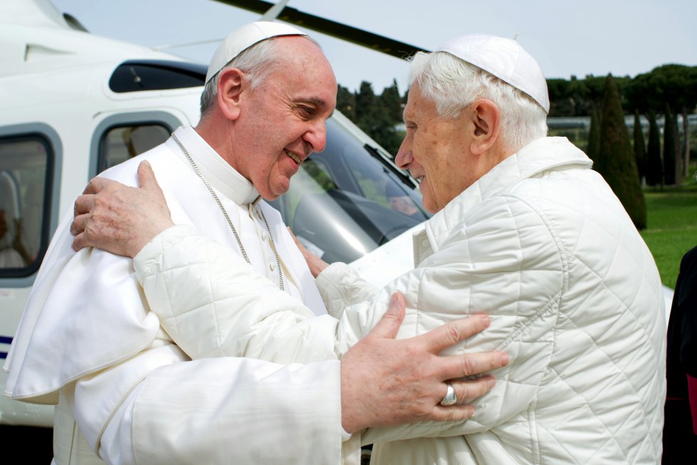El papa Francisco se reúne con el papa emérito, Benedicto XVI, en Castel Gandolfo, para tener un almuerzo, el 23 de marzo de 2013.
