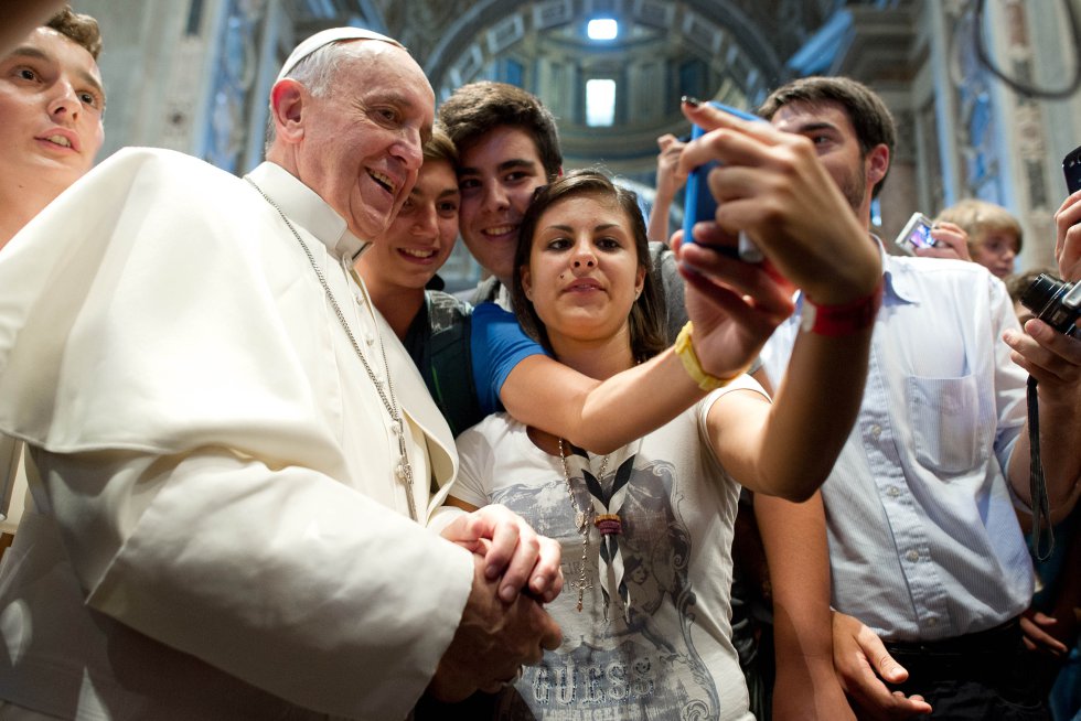 Francisco posa con unos jóvenes peregrinos de la diócesis italiana de Piacenza en la basílica de San Pedro, el 28 de agosto de 2013.
