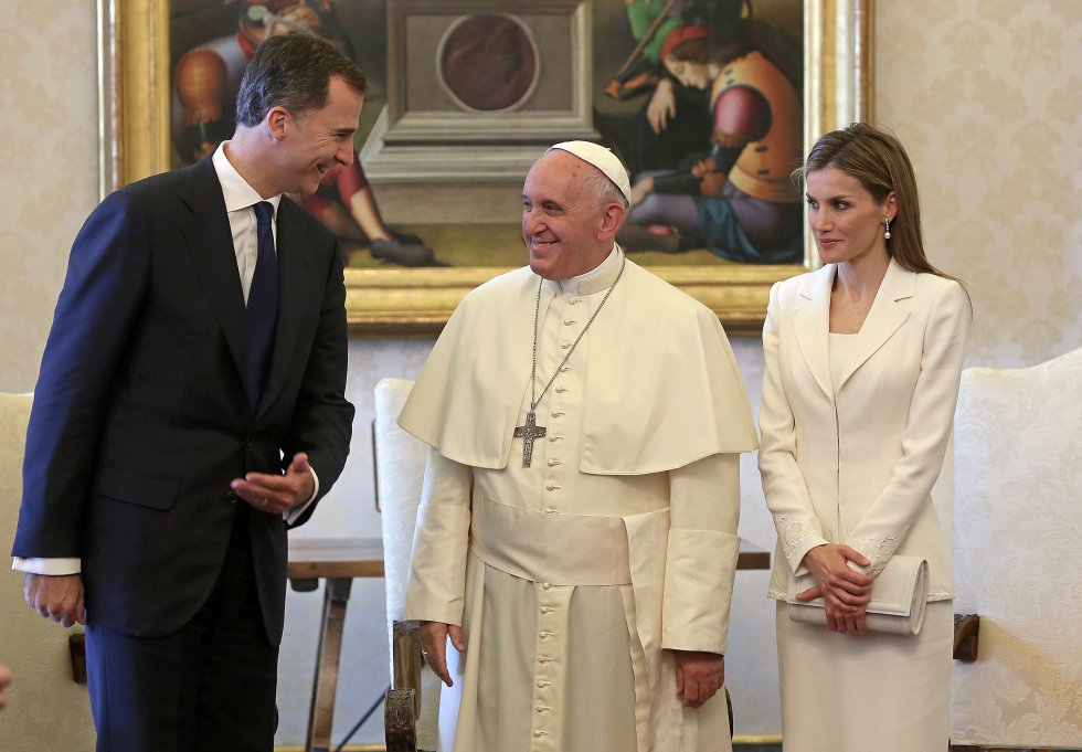 El Papa recibe a los reyes Felipe VI y Letizia el 30 de junio de 2014, días después de su proclamación en una audiencia privada en el Palacio Apostólico, en el Vaticano. La reina va de blanco y sin mantilla, potestad de las soberanas católicas.