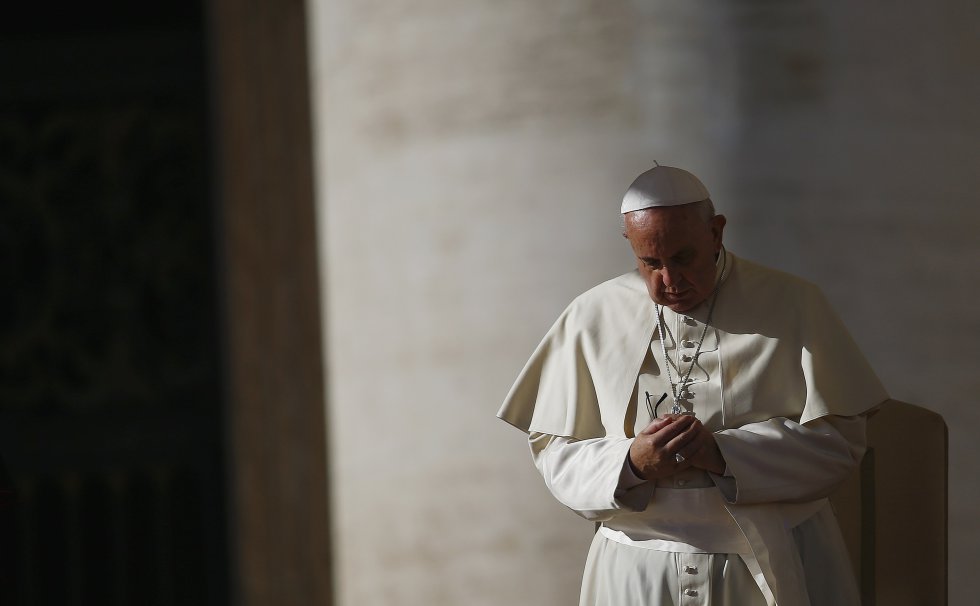 El papa Francisco, a solas, en un momento de reflexión, antes de la audiencia general de los miércoles en la plaza de San Pedro del Vaticano, el 19 de noviembre de 2014.