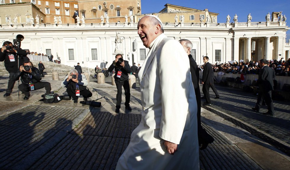 El papa Francisco ríe, a su llegada a la audiencia general en el Vaticano que coincidió con su 78º cumpleaños, el 17 de diciembre de 2014.