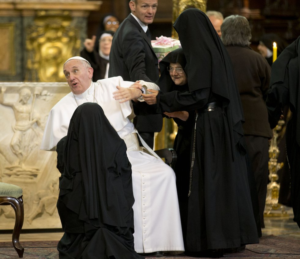 El Papa, rodeado de monjas, en un encuentro en la catedral de Nápoles. En su viaje al sur de Italia hizo duros ataques contra la Mafia.