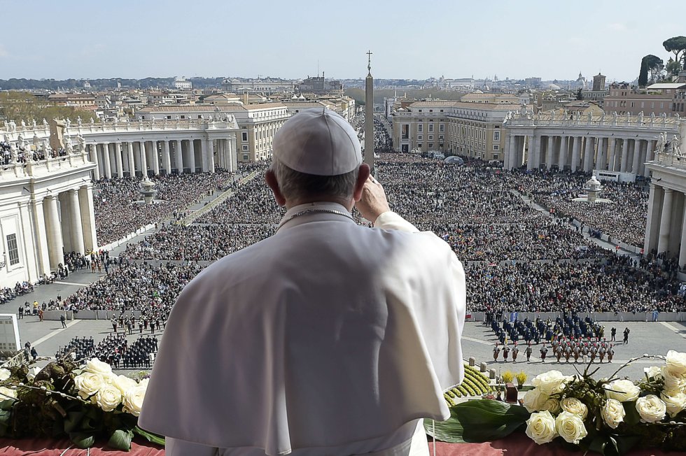 El Papa da la bendición "Urbi et Orbe" (a la ciudad y al mundo) desde el balcón de la plaza de San Pedro del Vaticano el Domingo de Resurrección, el 27 de marzo de 2016.