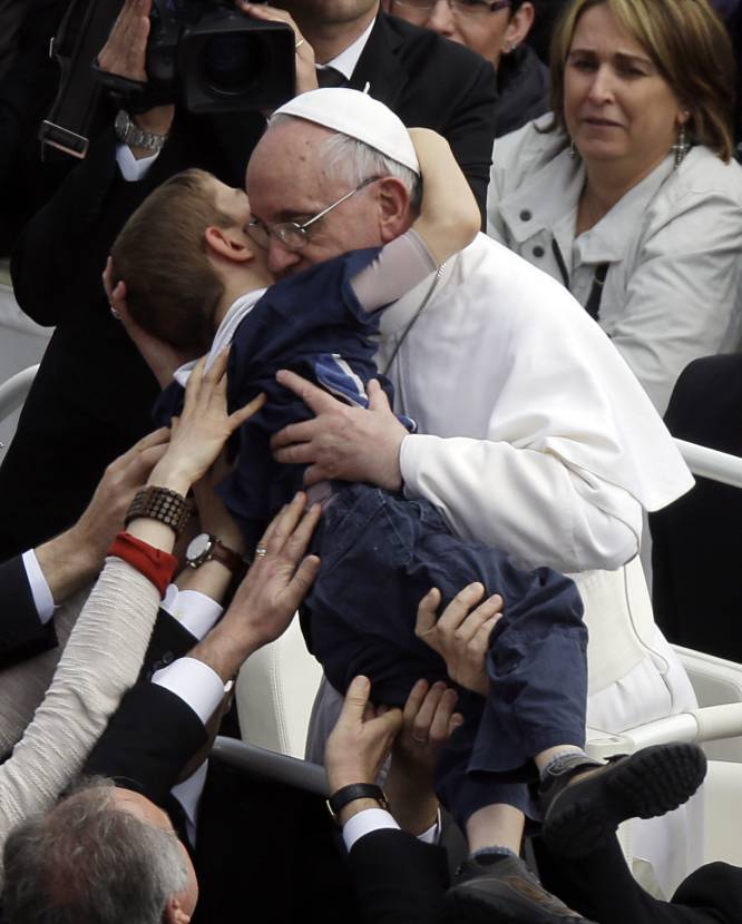 El Papa abraza a un niño en la celebración de su primera Pascua, en la plaza de San Pedro, el 31 de marzo de 2013.