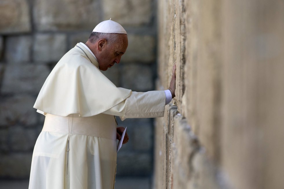 El Papa reza ante el Muro de las Lamentaciones de Jerusalén, el lugar más sagrado de la religión judía, en su visita a Israel y Palestina.