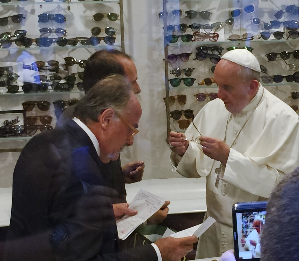 El papa Francisco se prueba unas gafas en la tienda de Alessandro Spiezia en la calle Babuino, en el centro de Roma el 3 de septiembre de 2015.