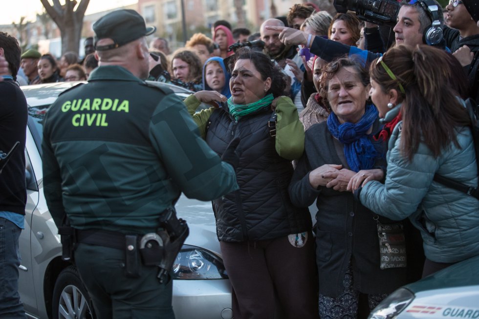 Vecinos increpan a Ana Julia Quezada en Puebla de Vícar.