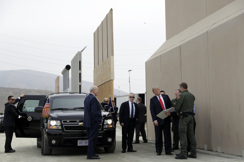 El presidente Donald Trump revisa prototipos del muro en San Diego, el 13 de marzo. El presidente de Estados Unidos aterrizó el 13 de marzo en California, un estado que perdió por más de cuatro millones de votos en las elecciones, para ver su muro y a un pequeño grupo de donantes.