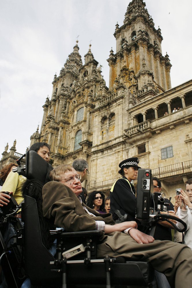Stephen Hawking em sua visita a Santiago de Compostela para receber o Prêmio Fonseca de divulgação científica em 2008.