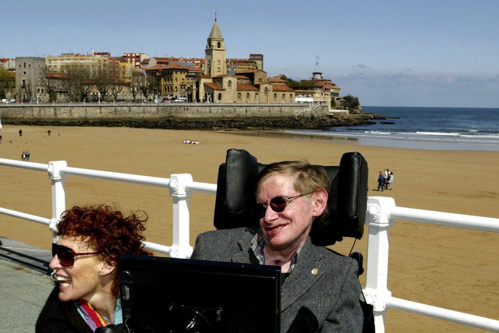 Stephen Hawking e sua esposa Elaine no calçadão da praia de San Lorenz, em Gijón, 2005.