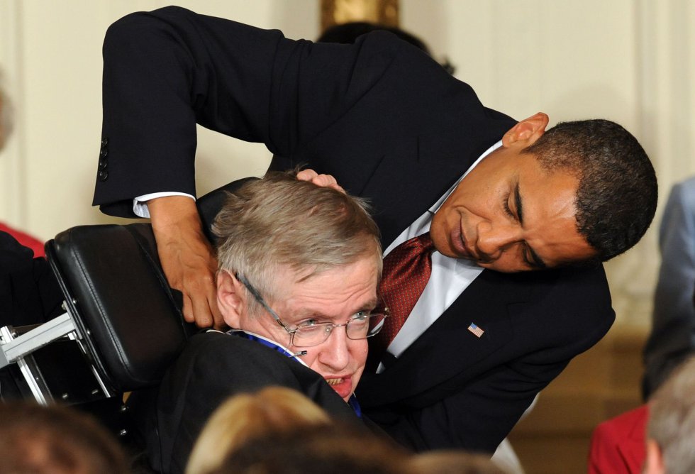 Stephen Hawking recebe a medalha presidencial das mãos de Barack Obama, na Casa Branca, em 12 de agosto de 2009.