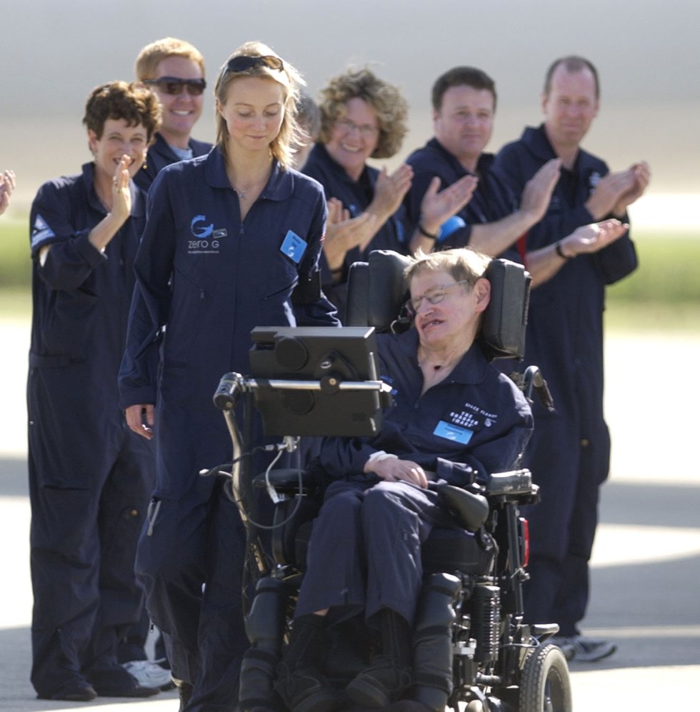 O astrofísico Stephen Hawking depois de completar um voo em gravidade zero no Centro Espacial Kennedy em Cabo Canaveral, Flórida, em 26 de abril de 2007.
