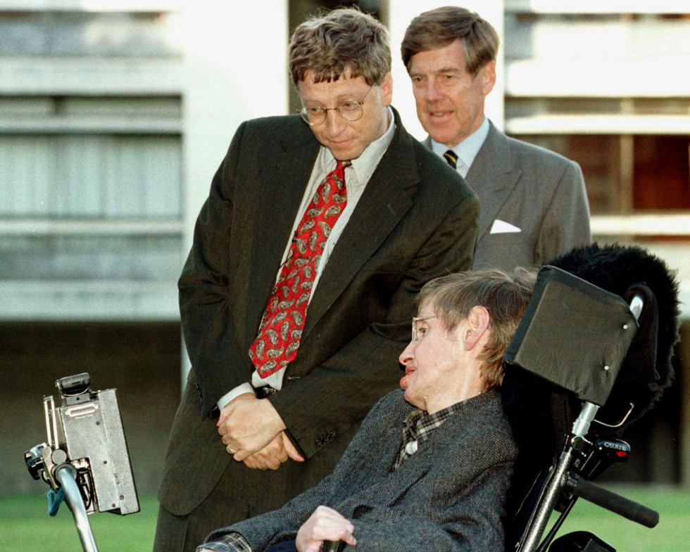 O presidente de Microsoft, Bill Gates, junto a Stephen Hawking em uma visita à universidade de Cambridge, em 7 de outubro de 1997.