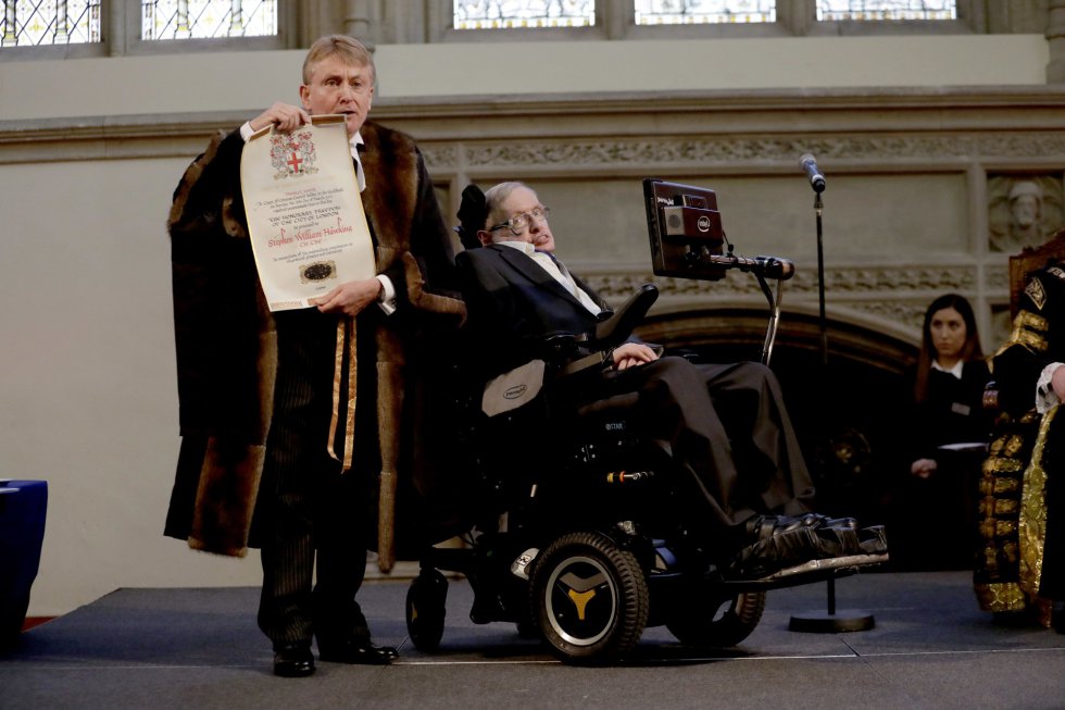 Stephen Hawking recebe a 'Liberdade Honoraria da Cidade de Londres' do Chamberlain da City de Londres, Peter Kane, o 6 de março de 2017.