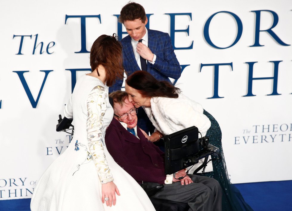 Jane Wilde Hawking beija a seu ex-marido, Stephen Hawking, durante a premiere do filme 'A teoria de tudo', juntamente aos atores Eddie Redmayne e Felicity Jones, em Londres, 9 de dezembro de 2014.