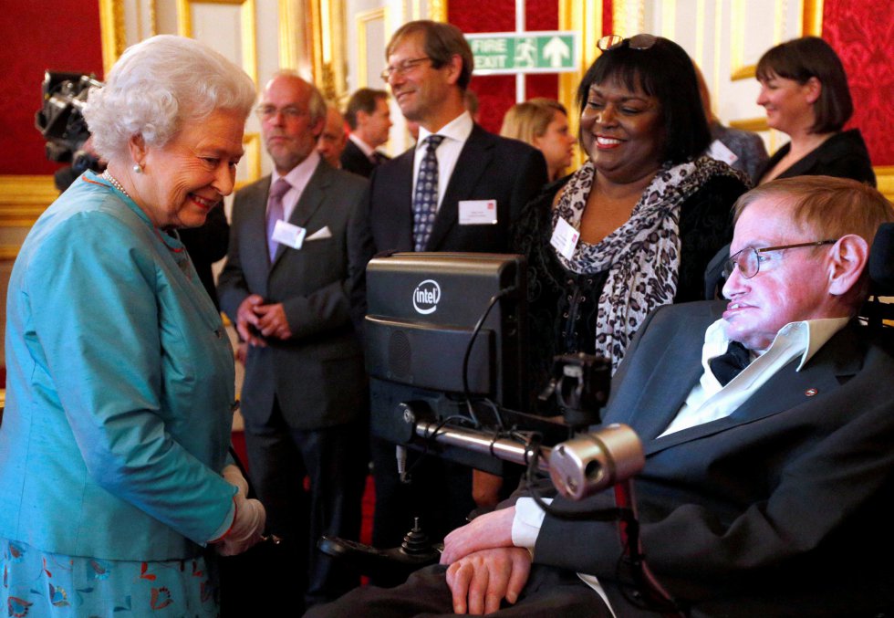 A rainha da Inglaterra saúda Stephen Hawking durante uma recepção no Palácio de St. James em Londres, em 29 de maio de 2014.