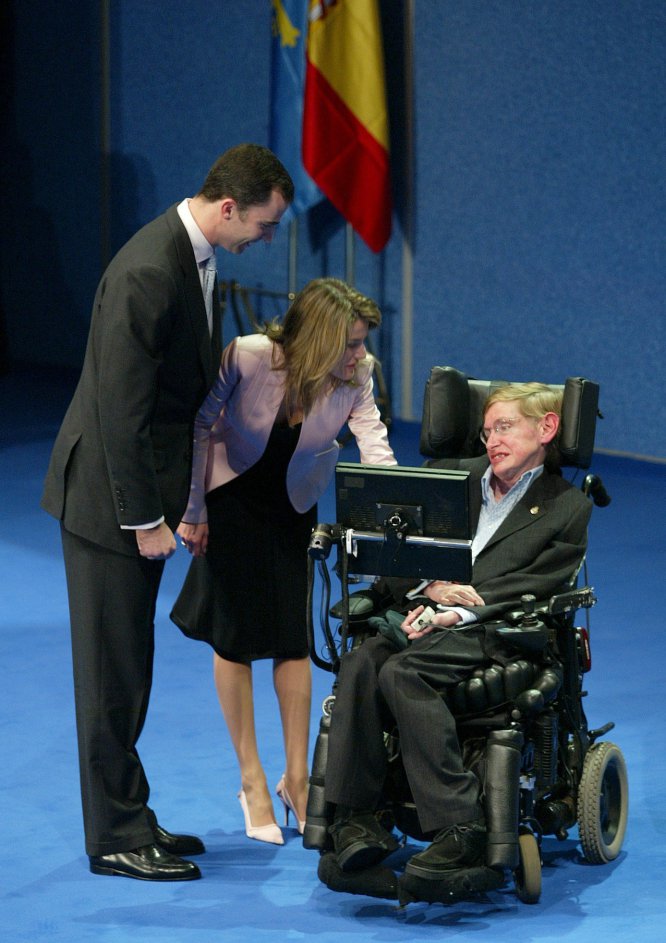 O astrofísico britânico Stephen Hawking conversa com os então príncipes das Astúrias, dom Felipe e dona Letizia, durante a inauguração em Oviedo das comemorações do XXV aniversário do Prêmio Príncipe das Astúrias.