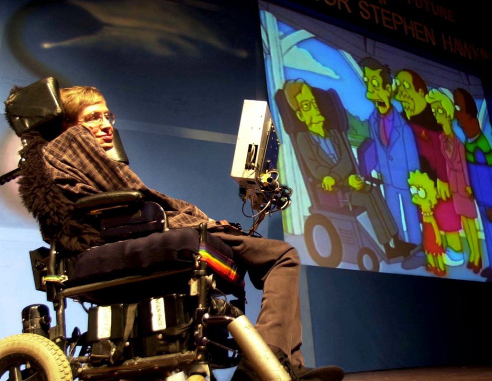 O físico britânico Stephen Hawking olha na tela o desenho animado dos Simpsons no qual ele aparece como personagem, durante a conferência "Ciência no futuro", em Mumbai, em 14 de junho de 2001.