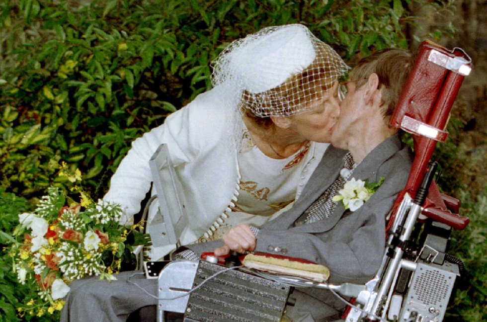 Stephen Hawking beija a sua nova mulher, Elaine Mason, depois de seu casamento, em 15 de setembro de 1995.