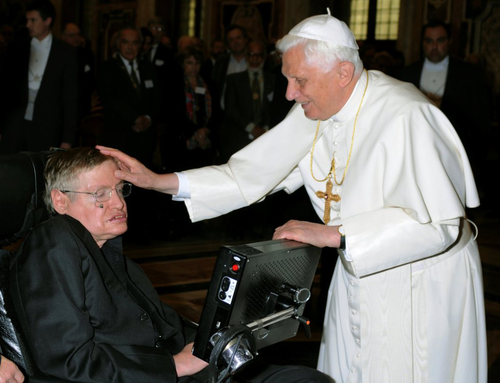 O papa Benedito XVI abençoa Stephen Hawking durante um encontro de acadêmicos no Vaticano, em 31 de outubro de 2008.