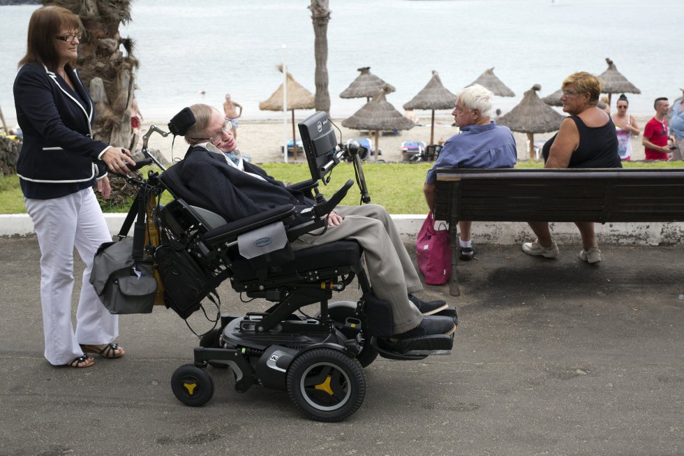 O cientista britânico Stephen Hawking fotografado no calçadão da praia do Camisón em Tenerife, em 24 de setembro de 2015.