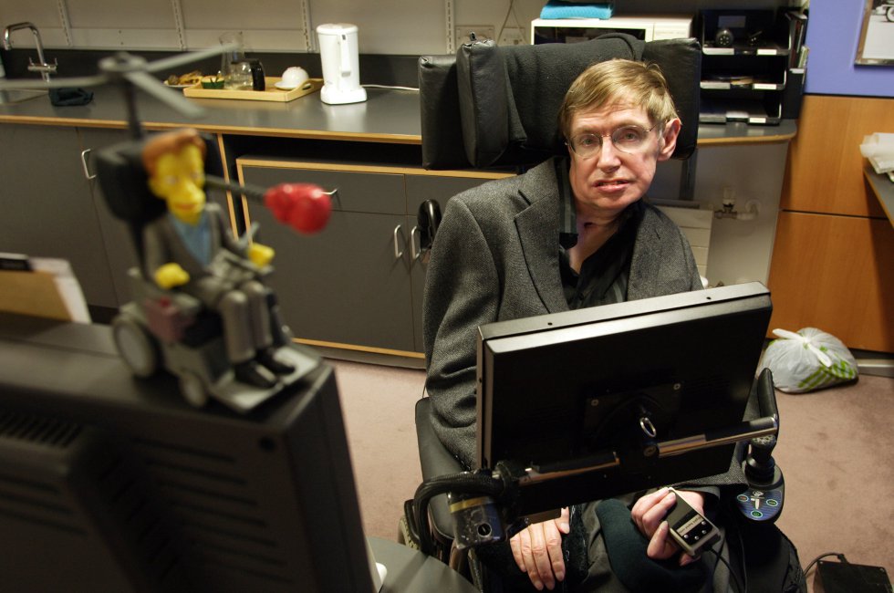 O físico Stephen Hawking em seu escritório do Centro de Matemática Aplicada da Universidade de Cambridge (Reino Unido), em 16 de março de 2005.
