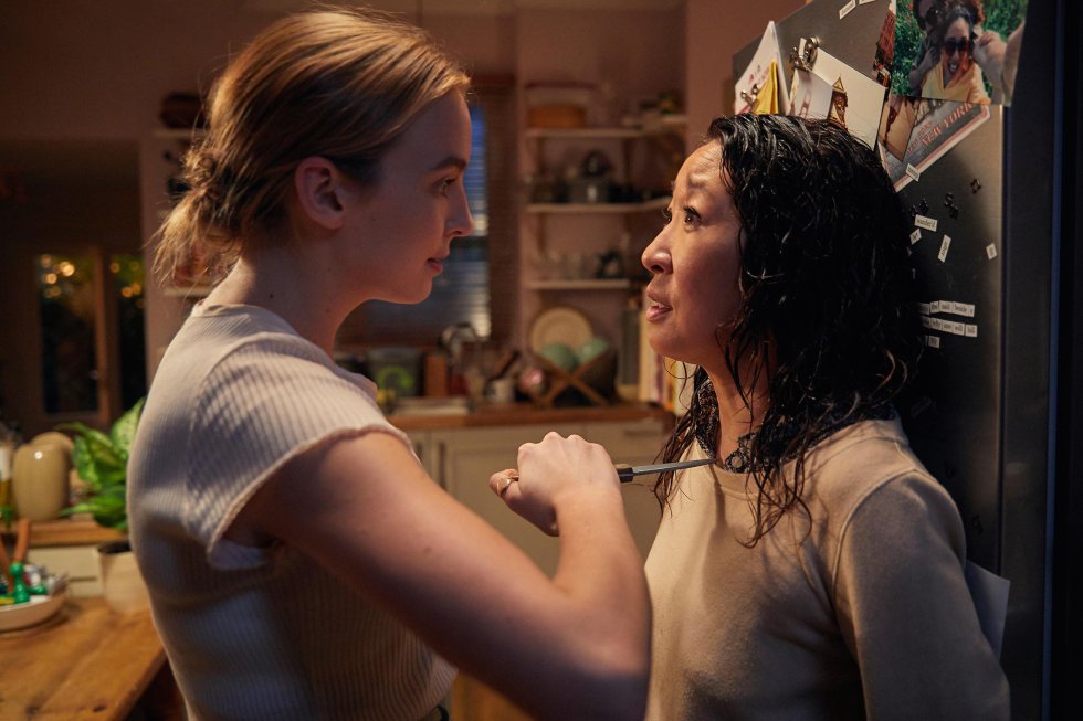 Eve (Sandra Oh) es una agente de seguridad cansada de la monotonía de su trabajo. Villanelle (Jodie Comer) es una asesina con sangre fría. Dos mujeres obsesionadas cada una con la otra que se enfrentan en un juego del gato y el ratón en este thriller creado por Phoebe Waller-Bridge ('Fleabag') que traslada a la pantalla una novela homónima de Luke Jennings. Aunque se trata de una producción de BBC America, su estreno en España será el 8 de abril en HBO España.