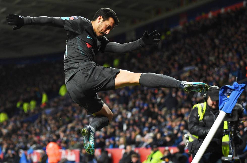 Pedro, jugador del Chelsea, patea el banderín de córner en su celebración tras marcar un gol ante el Leicester.