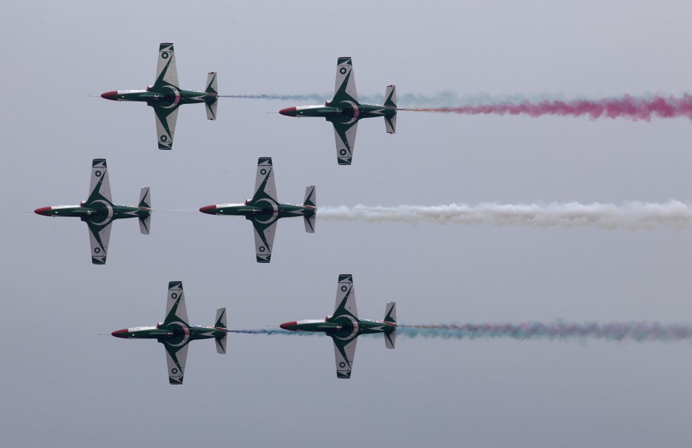 Las fuerzas aéreas pakistaníes celebran una desfile acrobático durante el Día de la República en Islamabad (Pakistán).