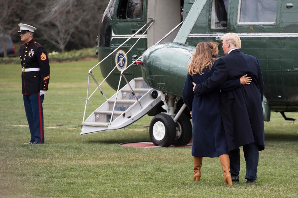 El presidente de Estados Unidos, Donald Trump, camina junto a la primera dama, Melania Trump, en Washington DC.