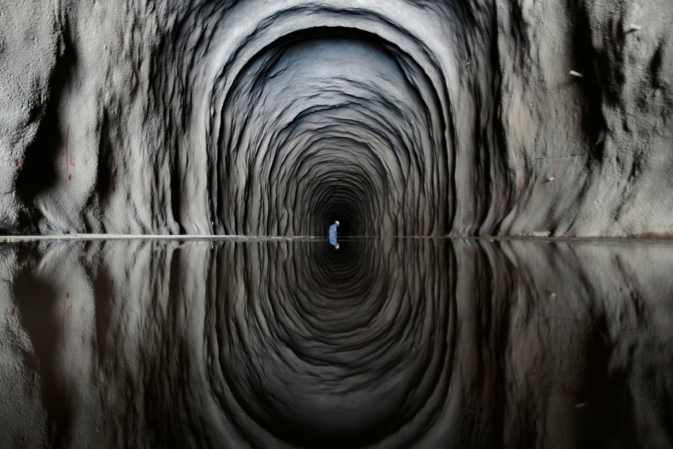 Un trabajador visto en el tunel Cuncas II, el canal del río Sao Francisco, en Brasil, hace cuatro años.