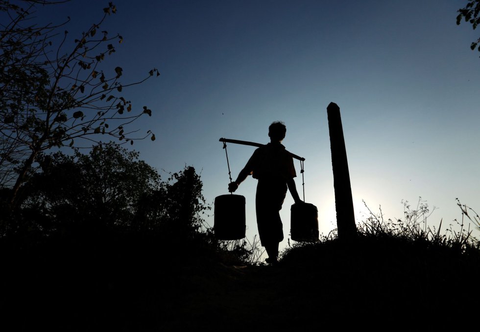 Un hombre recoge agua de un estanque en Dala (Birmania) donde el sistema de distribución de agua es muy limitado.