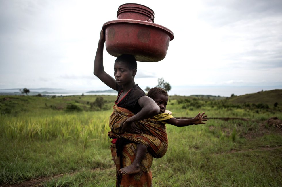  Alrededor de 50.000 personas se han desplazado a orillas del lago Tanganica, en el sureste de la República Democrática del Congo, para huir de los enfrentamientos tribales entre bantúes y pigmeos. Esta última minoría se rebela a ser gobernada por los bantúes y reivindica su derecho a acceder a cargos de responsabilidad, a las tierras y a la posibilidad de casarse con mujeres del grupo étnico mayoritario.   En la imagen, una mujer congoleña y su hijo en un campamento improvisado para personas desplazadas internas en Kabutunga (República Democrática del Congo) el pasado 21 de marzo. El pueblo fue incendiado durante un ataque y la gente empieza a regresar. 