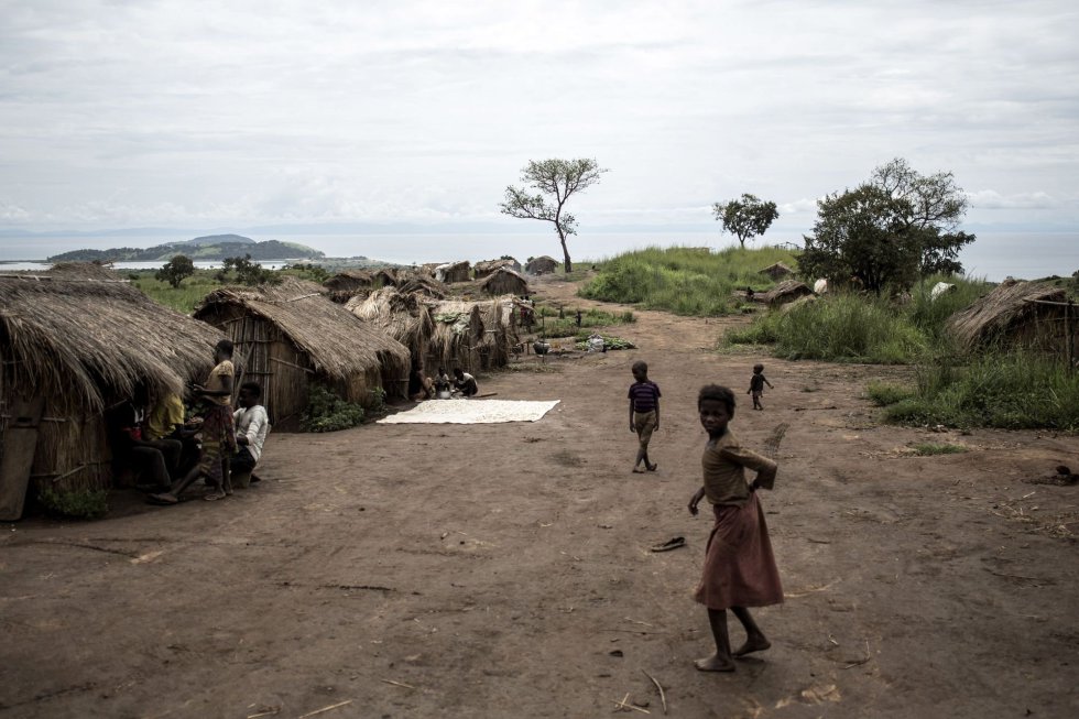  La República Democrática del Congo presenta uno de los índices de desnutrición más elevados del mundo: seis millones de niños padecen desnutrición crónica y otros dos millones malnutrición aguda severa, según los últimos datos de Unicef.   En la imagen, algunos menores congoleños en un campamento improvisado para personas internamente desplazadas y retornados el 21 de marzo de 2018 en Kabutunga (República Democrática del Congo). 