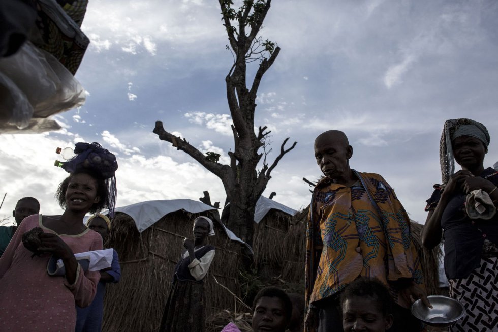  La afluencia de refugiados ha creado un caldo de cultivo ideal para la propagación de enfermedades en un país que se enfrenta al brote de cólera más grave de las últimas décadas.    En la imagen, algunos refugiados en un campamento el 20 de marzo de 2018 en Kalemie (República Democrática del Congo). 