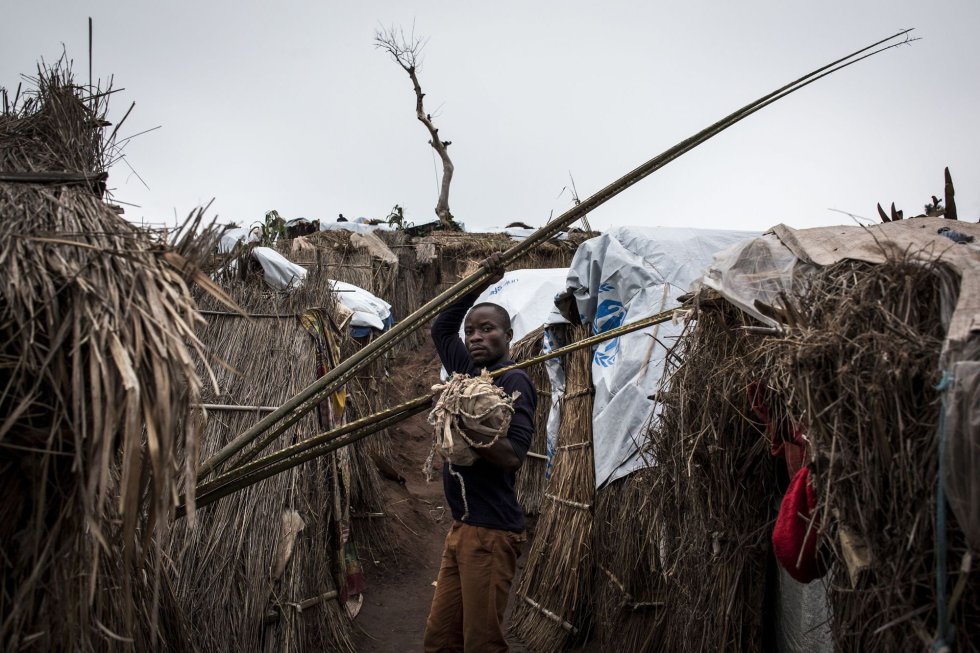 Un hombre congoleño camina por un campamento para personas internamente desplazadas el 20 de marzo de 2018 en Kalemie (República Democrática del Congo).