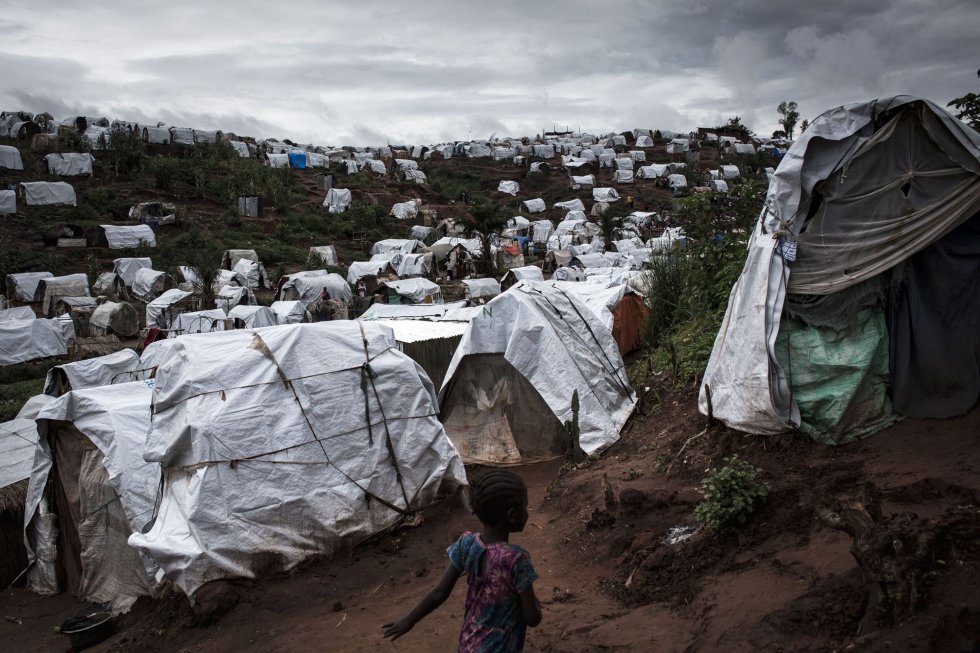 Una joven congoleña corre en un campamento para personas internamente desplazadas el 20 de marzo de 2018 en Kalemie (República Democrática del Congo).