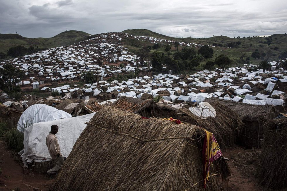  Tanganica no es el único foco de violencia e inseguridad del país. La situación de crisis que se vive en las zonas de Kivu, Kasai e Ituri es la causa de que más de 13 millones de congoleños necesiten ayuda humanitaria, según Naciones Unidas. Los desplazados internos ya suman más de 600.000   En la imagen, un hombre congoleño camina por un campamento para personas internamente desplazadas el 20 de marzo de 2018 en Kalemie (República Democrática del Congo). 