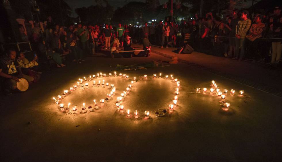 Activistas encienden velas durante un acto por la Hora del Planeta en Yogyakarta (Indonesia).